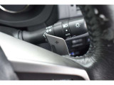 運転者がハンドルから手を離さずに、マニュアルトランスミッション車を運転しているかのように、疑似的なギアチェンジ(変速比の変更)を行うための装置です。