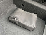 パンク修理キットなどの緊急ツールはトランクスペース下に用意しております。