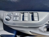 パワーウィンドウのスイッチです。運転席に居ながら窓を開け閉めのコントロールできます!