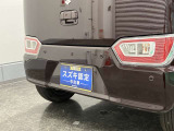【後退時ブレーキサポート】リヤバンパーに4つの超音波センサーを内蔵し、車両後方にある障害物を検知。透明なガラスなども検知でき、コンビニの駐車場などでの衝突回避をサポートします。