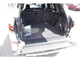 【上下二分割テールゲート】重い荷物の積み込みも、スムーズに心地よく。 X5を象徴する、機能的なテールゲートを採用しています。