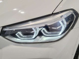 【LEDヘッドライト】先進のLEDテクノロジーを採用。放射される白色光の周波特性は太陽光に近く、バイキセノン・ヘッドライトを上回るコントラストで更に明るく輝きます!