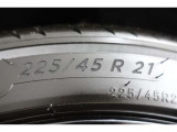 タイヤサイズは、225/45R21!!
