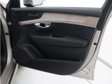 運転席ドアの全景です。キャビンを彩るすべてのものに、機能を形にした美しさが備わっています。