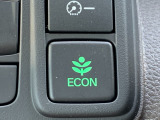 ECONスイッチを押すと・・・運転の仕方によるロスを抑え込み、燃費をよくするようクルマが頑張ります!他にも、エアコンの風量を抑えて、エンジン負担を軽減したりと幅広く活躍します!