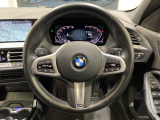 BMWのステアリングのリムは、一般的なものより少し太めにデザインされています。 これはタイヤやステアリングシャフトなどを介して伝わる路面からの入力を、しっかりと把握するためです。