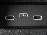 急速充電USBジャックを2個搭載♪後席の方にも使いやすい車内中央部にございます☆(接続端子はType-Cとなっております。)