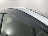 ドアバイザーも付いています。雨の日に少し窓を開けても、雨水が入りにくく、喫煙する方などにも強い味方です。