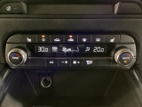 温度の設定のみで快適な風量やモードなどを自動調整してくれるフルオートエアコンを装備!運転席側、助手席側で左右独立して温度調節も可能です!