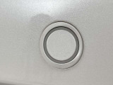 ICSです。目の前の壁との衝突を避ける事を最優先に、ドライバーがアクセルを踏んでもブレーキを自動でかける安全装備です。