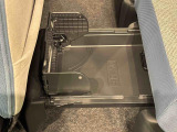 お荷物の収納に便利な「置きラクボックス」フロアに直接置きたくない荷物を置いたり、見られたくない物をしまっておく事が出来ます♪