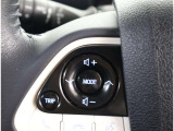 ステアリングスイッチ付き。前方から目を離すことなく操作することが可能です。