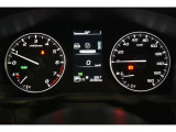 メーター中央にはカラー液晶画面が備えられ、車のインフォメーションを簡単に把握できます。