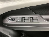 【運転席ドアスイッチ回り】パワーウィンドー[ロック機構]・電動格納式リモコンドアミラースイッチがまとまっているので操作しやすいです。