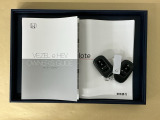 メンテナンスノート【点検整備記録簿・保証書】、取説も揃ってます。スマートキーはバッグなどにしまったままボタン操作でエンジン始動・停止やハイブリッドシステムの起動や停止ができて大変便利です