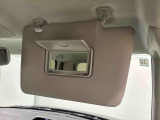 運転席、助手席共にサンバイザー&バニティミラー、運転席側にはチケットフォルダーも付いてます。