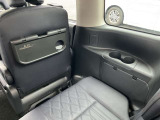 3列目座席にも、テーブルとドリンクホルダーが付いております。ちょっとしたお出かけの際に小物を置いたり、テーブルで軽食を取れたりと大変便利です。