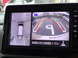 【アラウンドビューモニター&バックモニター】クルマを真上から見下ろしているかのような映像が表示され、周囲の状況がひと目で把握できるので、安心してスマートに駐車できます。駐車が苦手な方にオススメです!
