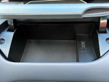 運転席の前にも嬉しいアッパーボックスがあります!小物を収納できるのはもちろん、USB電源ソケット付きなので運転しながらスマートフォンの充電ができちゃいます!