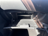 【グローブボックス】大容量のグローブボックスです!!車検証ケース他、日頃使う小物類の収納スペースもたくさんあります!