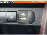 ポータブルオーディオなどの機器を接続して、車両のスピーカーで聞くことができます。