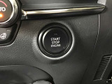 【 プッシュボタンスタートシステム 】 「アドバンストキーを携帯し、ブレーキペダルを踏みながらインパネ上のボタンを押すだけで、エンジンの始動/停止ができます。」