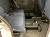 【置きラクボックス(後席)】 フロアに直接置きたくない荷物の収納に便利です