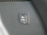 トランク部にオプションの100V AC電源(1500W)を装備しています。