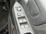 【パワーウィンドウ集中スイッチ】運転席のパワーウィンドスイッチ位置には運転以外の窓の開閉・ロック機能も付いています