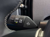 MINIの運転席操作部は、中央に構えるディスプレイが最大の特徴です。航空機を思わせるトグルスイッチなど、直感的で遊び心のあるメカニカルな操作感が、ゴーカートのような走りの高揚感を高めます。