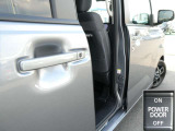 ハンズフリーオートスライドドアは、運転席側スイッチと、ドアハンドルのスイッチからも開閉可能です。スイッチ操作で簡単開閉なので腕力の弱いお子様でも楽々開閉できます。