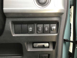 両側電動スライドドアで運転席からワンタッチで後席ドアの開閉が出来ます