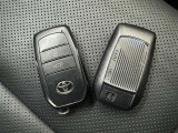 スマートキーをポケットやバッグに携帯していれば、キーを取り出すことなくドアハンドルを握り解錠、ドアハンドルのセンサーに触れるだけで施錠できます。
