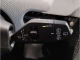MINIの内装はとにかく『円』に拘ったデザインコンセプトが一目で伝わってきます。これほど円形に拘った車は他に御座いません。伝統のデザイン、トグルスイッチなど遊び心のある内装で御座います。
