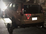 【日産カーライフ保険プラン アクシデントロードサポート】全国に広がる日産のネットワークを駆使して、安心のロードサービスをご提供。万が一の時もご加入の日産のお店まで距離無制限、無料でレッカー搬送します。