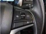 【アダプティブクルーズコントロール】センサーが前方車を検知し、運転者がアクセルペダルやブレーキペダルを踏まなくても、設定した速度での走行や、前方車との車間距離を一定に保つ追従走行ができます。