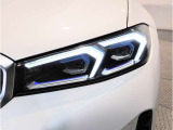 【LEDヘッドライト】先進のLEDテクノロジーを採用。放射される白色光の周波特性は太陽光に近く、バイキセノン・ヘッドライトを上回るコントラストで更に明るく輝きます!