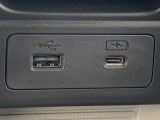 USBジャック搭載しております。純正ナビと連動しているため、接続機器の充電をするとともに音楽再生も可能です!お気に入りのプレイリストを再生して楽しくドライブできますよ!