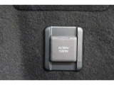 100V・1500W電源を装備。PC等の電気製品に対応し、走行中にも使用できます。アウトドアでも活躍しますし、停電などの非常時には電源としても使える便利な装備です。ラゲージスペースにも装備しています。