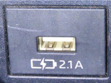 充電用USB端子を装備しております。