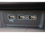 便利なUSBジョック搭載で,携帯電話の充電も可能。