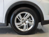 純正のアルミホイール装着車です。タイヤサイズは195/65R16です。