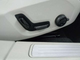 運転席8ウェイパワーシート(運転席ドアミラー連動メモリー機構付)