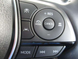 ステアリング右側にクルーズコントロールスイッチがあります。アクセルペダルを踏まなくても、一定の車速で走行することができます。