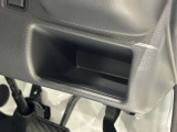 タブレット菓子などの収納に便利なインパネポケットです。