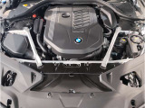 【BMW伝統のシルキー6】滑らかなふけ上がりとパワーが官能的なドライビングの歓びを約束します!シリンダーを一直線に6つ並べ爆発振動を互いに打ち消しあう構造の為不快な振動のない理想のエンジンです。