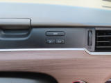 【インフォメーションスイッチ と SEL/RESETスイッチ】メインディスプレイの表示内容やオドメーター(走行距離)の表示などを切り替えることが出来ます。