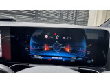 【コマンドシステム】センターのコントローラーとスイッチ類及び音声認識機能により、ナビゲーションやオーディオ&ビジュアル、車両設定等を安全に操作できます。また高精度ディスプレイを採用しています。