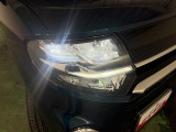 白く明るい光で夜間走行をサポートするLEDヘッドランプを搭載