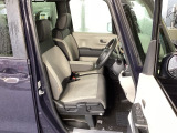 フロント広々、ベンチシートの運転席は、ハイトアジャスターが付いているので、快適にドライブができます。ハンドルはチルトステアリングで、ハンドル位置を上下に調節できます。